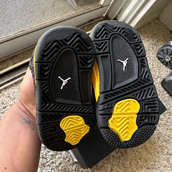 Jordan 4s - Picture 3 of 4
